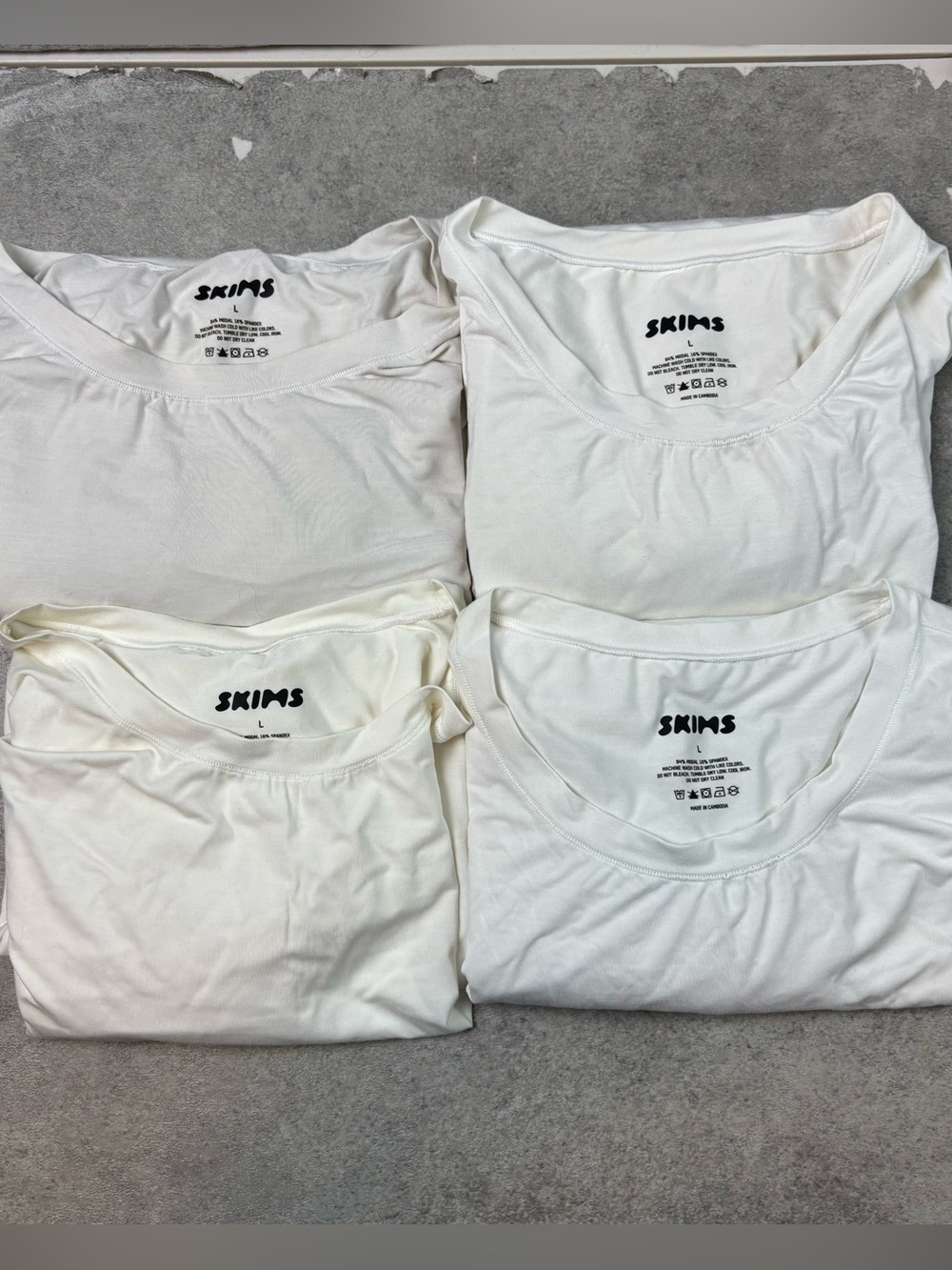 Lot of 4 skims white tshirts